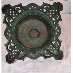 Antik juletræsfod med myt. ornamentik, mål: 27 x 27 x 16 cm.