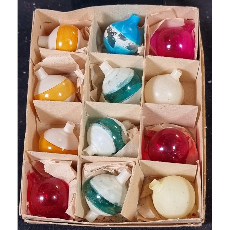 Box of glass ornaments, garland ornaments, h. 4 cm.