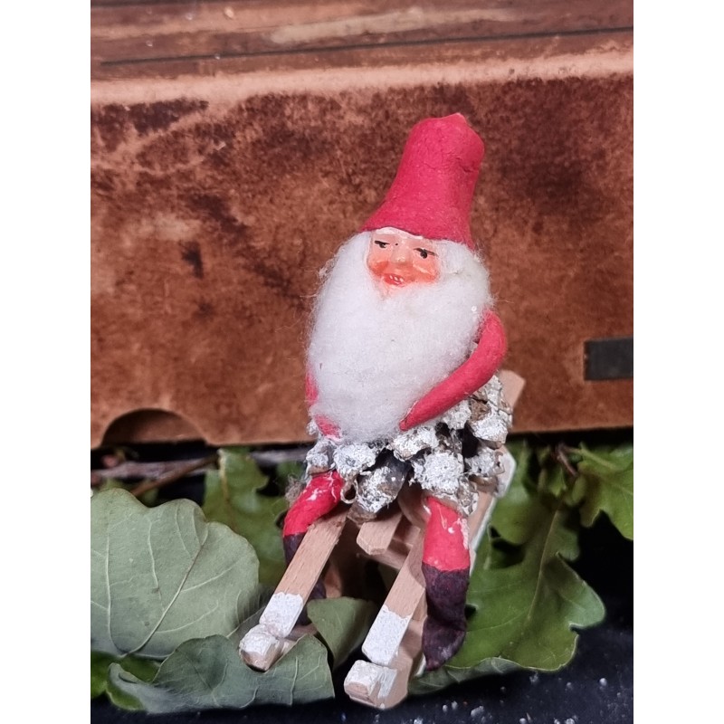 Gammel koglenisse på kælk med sorte støvler, h. 9 cm.