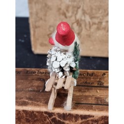 Gammel koglenisse på kælk med sorte støvler, h. 9 cm.