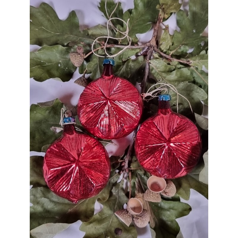 Gammelt glaspynt, røde med blå ophæng, h: 6 cm. (3stk)