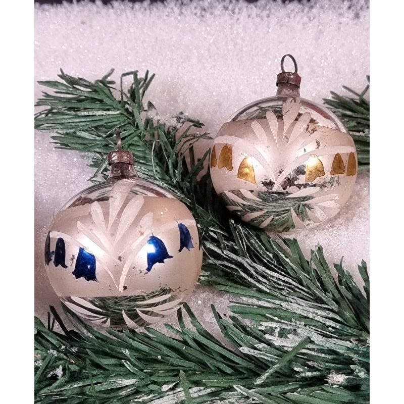 Antique glass ornaments with bell flowers, h: 5 cm (2x).