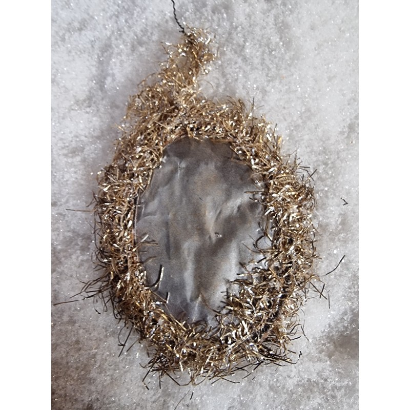 Antik tinsel pynt, barn i vugge, h: 12 cm.