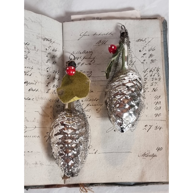 Antikt glaspynt, kogle med tråd, blad og svamp, h: 9 cm.