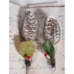 Antikt glaspynt, kogle med tråd, blad og svamp, h: 9 cm.