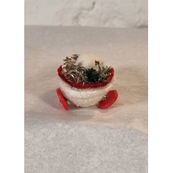 Snowchild in pine cone wagon, size: 8 x 5,5 cm.