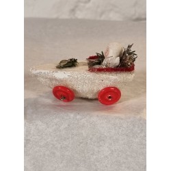 Snowchild in pine cone wagon, size: 8 x 5,5 cm.
