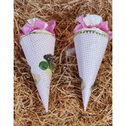Candycontainer in Dresden paper with antique scrap, h: 14 cm.