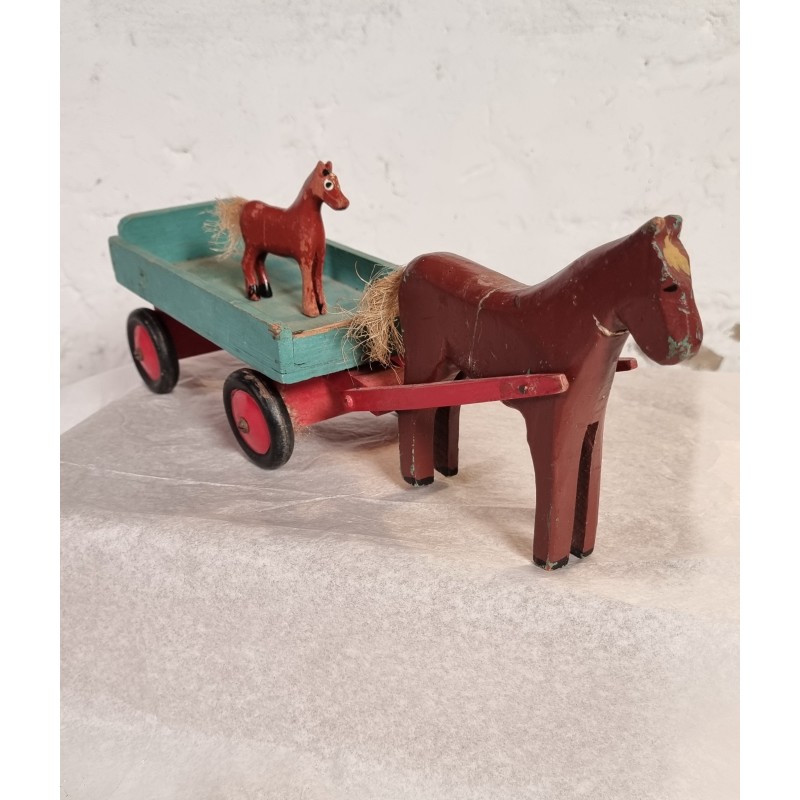 Old horse and wagon in wood, l: 38 cm, horse h: 14 cm.