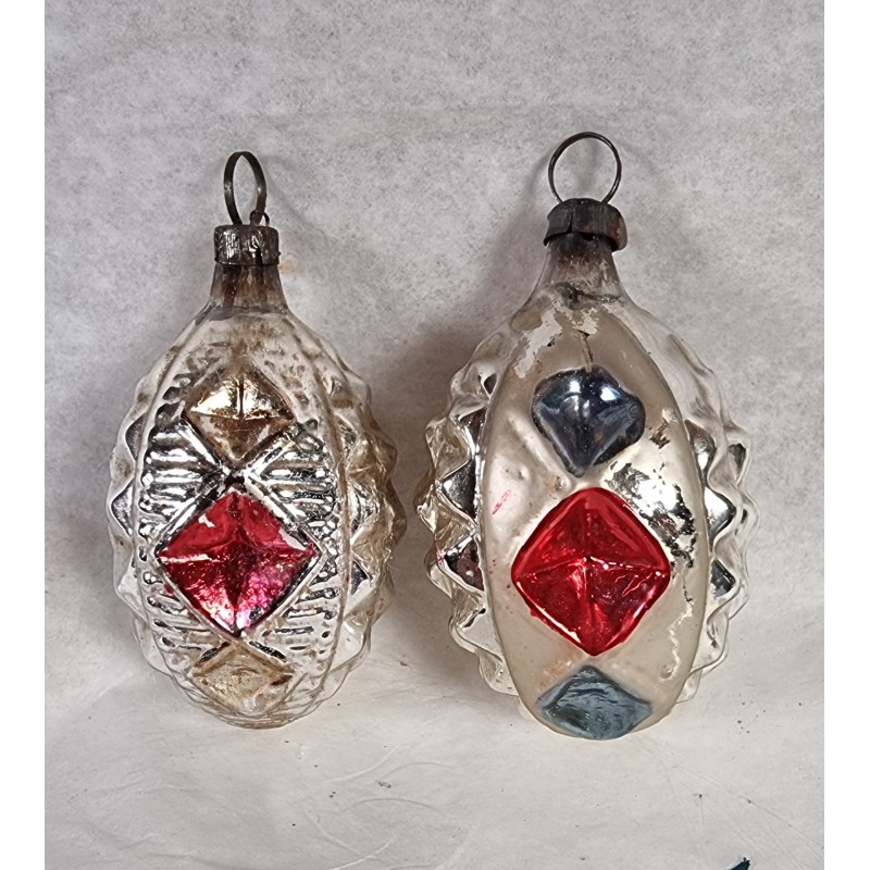 Antikt glaspynt, jugend pynt, geometriske mønstre, h: 5,5 - 6 cm. (2stk)