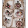 Kasse med gammelt glas-, figurpynt, h: 5 - 6 cm.