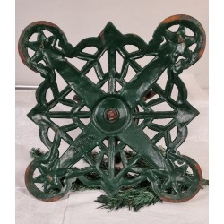 Antik juletræsfod med stjerner mm. mål: 16 x 28 cm.