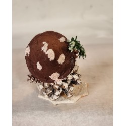 Old pine cone elf with bell/sugar, h: 6,5 cm.