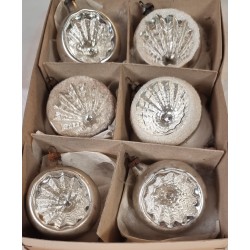 Kasse med gammelt glaspynt,...