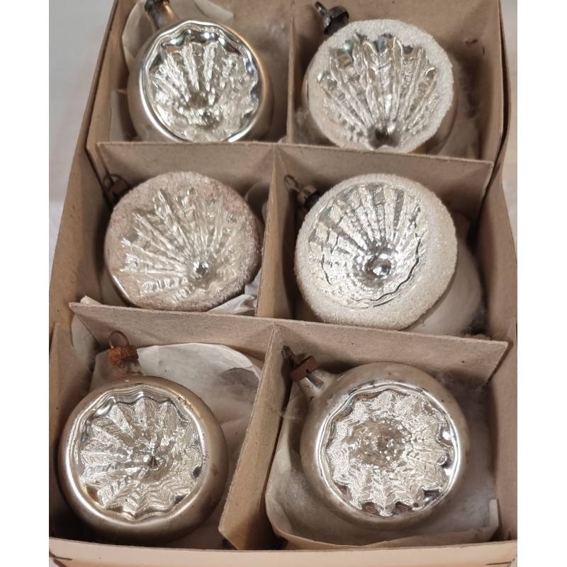 Box of old glass ornaments,reflector, silver/snow, h: 5,5 cm.