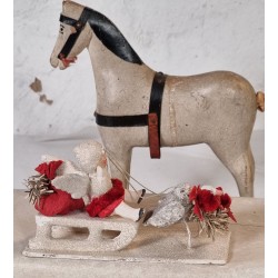 Snow angel on a sledge with 2 pigeons in front, size: 7,5 x 13 cm.