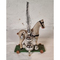 Antikt spir med 4 klokker, chenille og tråd, h: 29 cm.