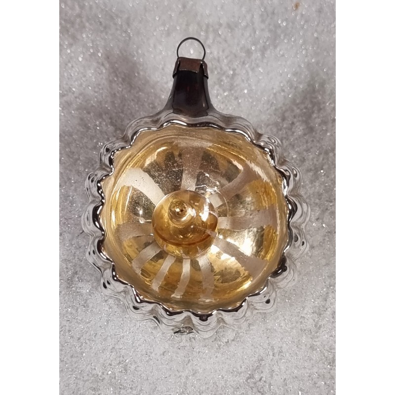 Antique reflector with an ornament in the middle, h: 6 cm.