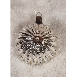 Antique reflector with an ornament in the middle, h: 6 cm.