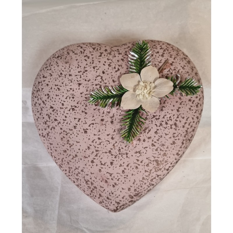 Antique heart shaped candycontainer with decoration, size: 22 x 22 cm.