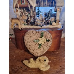 Antique heart shaped candycontainer with decoration, size: 22 x 22 cm.