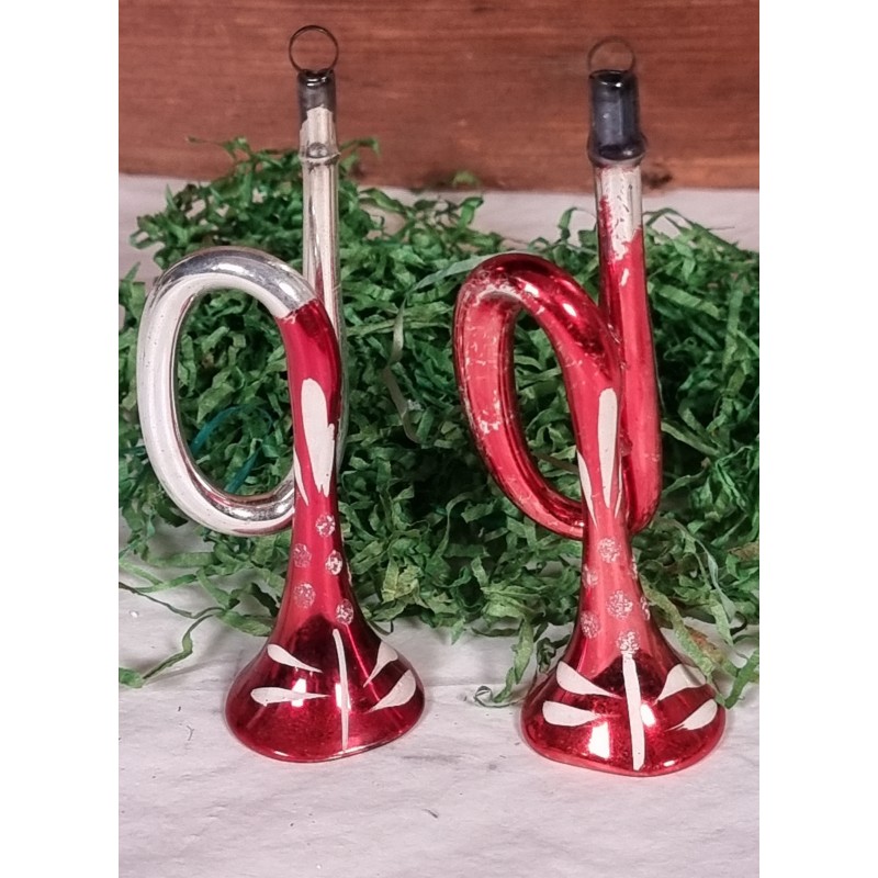 Gammelt glaspynt, 2 trompeter med mønster, h: 10 cm. (2stk)