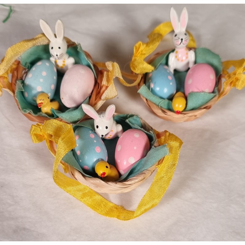 3 old Easter display in a basket with bunnies and eggs, size: 5,5 x 10 cm. 3x.
