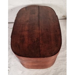 Tall, antique wig box, size: 46 x 31 x 20 cm.