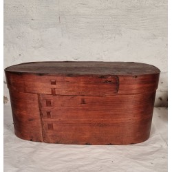 Tall, antique wig box, size: 46 x 31 x 20 cm.