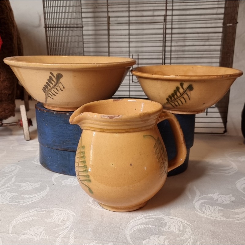 Old pottery with Brains, size: h 14 cm(jug), bowls 18x8 + 23x10 cm. (3x)