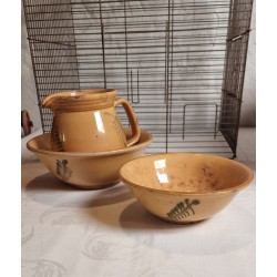 Old pottery with Brains, size: h 14 cm(jug), bowls 18x8 + 23x10 cm. (3x)