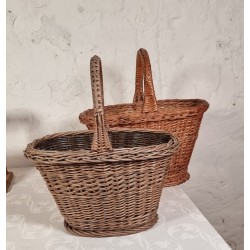 Old basket, size incl. handle: 48 cm, 40 x 25 cm.