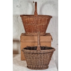 Old basket, size incl. handle: 48 cm, 40 x 25 cm.