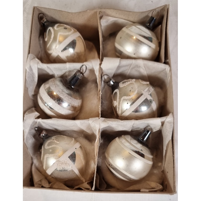 Box with old glass ornaments, silver/white/snow, h: 5 - 6 cm.