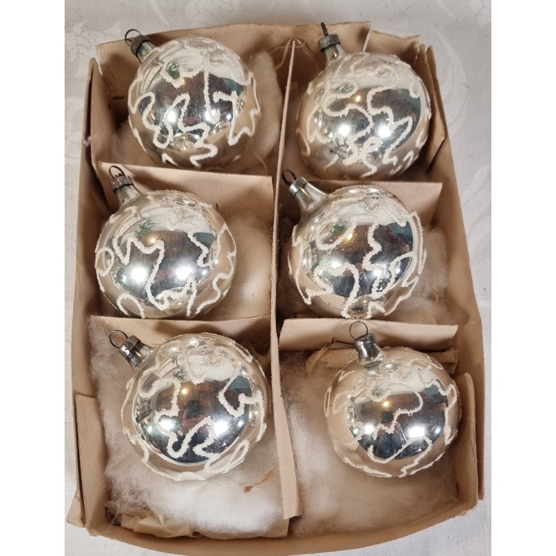 Box with old glass ornaments, silver/snow, h: 6 cm.
