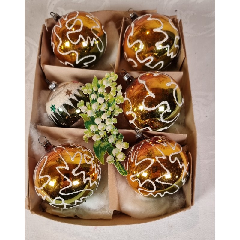 Box with old glass ornaments, golden/green ornaments with snow pattern, h: 6 cm.