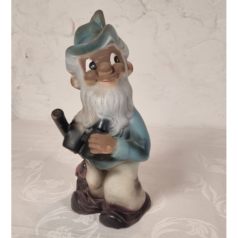 Gammel tysk havenisse med hund, gevær og kikkert, h. 28 cm.