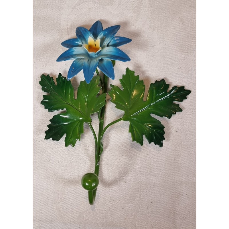 Gammel fransk knage med blomst og blade, h: 17 cm.