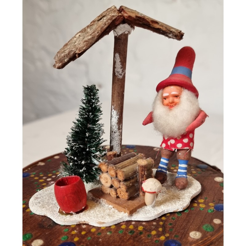 Gammel koglenisse/blå bånd i hat, med træ og hus, h: 11 cm. (hus)