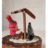 Gammel koglenisse/blå bånd i hat, med træ og hus, h: 11 cm. (hus)