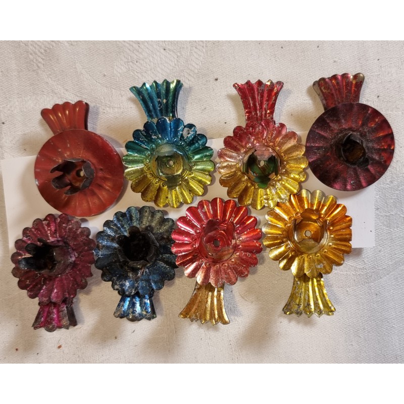 8 antique colored candle holders, l: 4,5 cm.