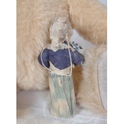 Antikt pynt, Antik bisquit dukke med crepe- og vat tøj, h: 11,5 cm.