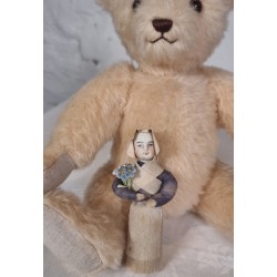 Antikt pynt, Antik bisquit dukke med crepe- og vat tøj, h: 11,5 cm.