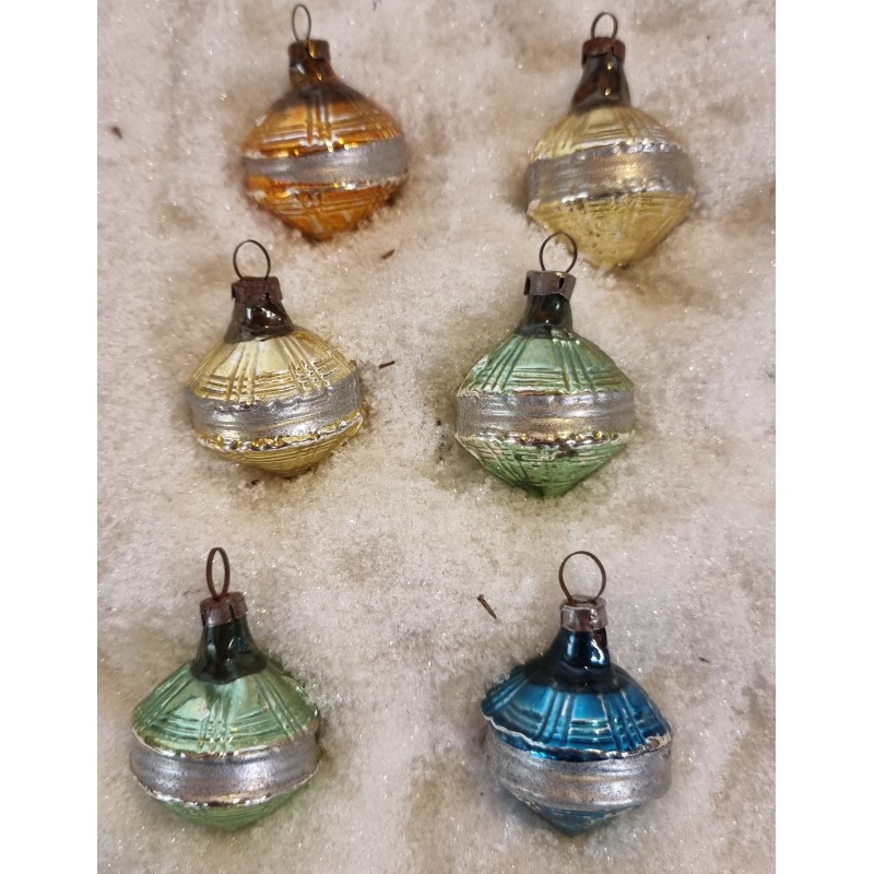 Box with antique glass ornaments, 6 spinning tops, h: 4 cm.
