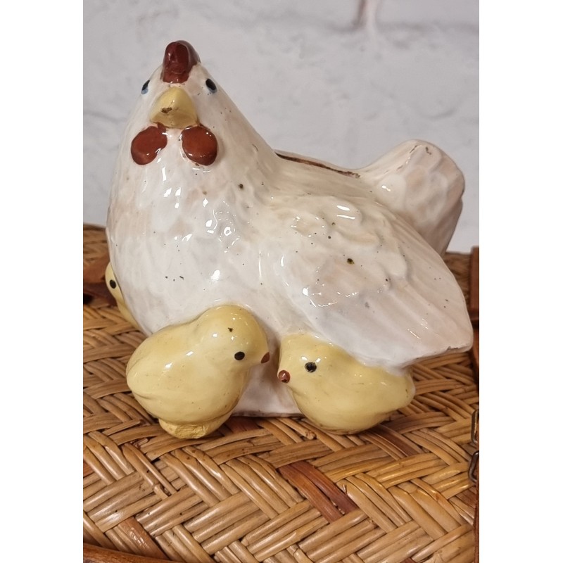 Gammel keramik sparebøsse fra Kähler, høne med kyllinger, mål: 14 x 14 cm.