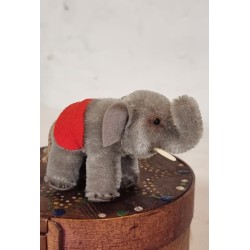 Old Steiff elephant, small, h: 6,5 cm.