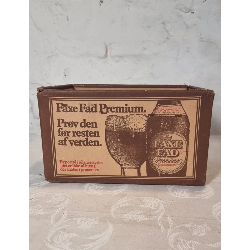 Gammel Faxe ølkasse i pap, mål: 18 x 30 x 23 cm.
