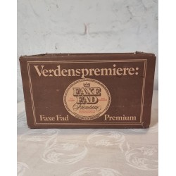 Gammel Faxe ølkasse i pap, mål: 18 x 30 x 23 cm.