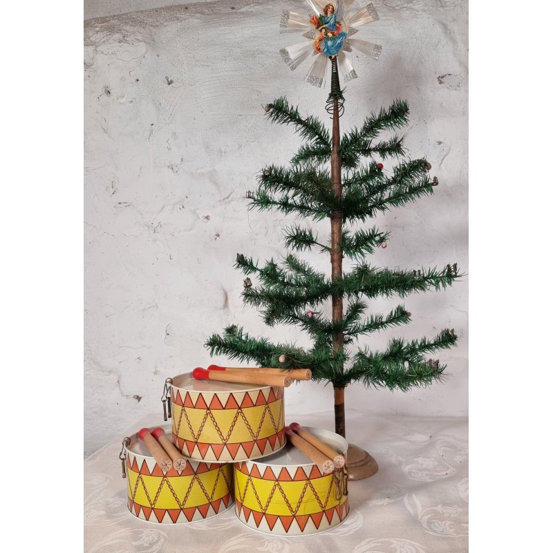 Gamle legetøjstrommer i metal med trommestikkere, mål: Ø 16 cm, h: 9 cm. (tromme)