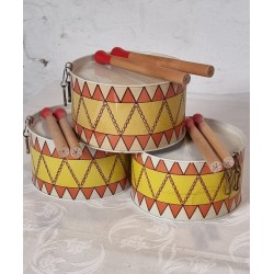 Old toy drums in metal with drumsticks, Ø: 16 cm, h: 9 cm (drum).